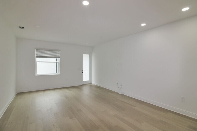 Building Photo - Palmera at Wellen Park Annual Townhouse for Rent