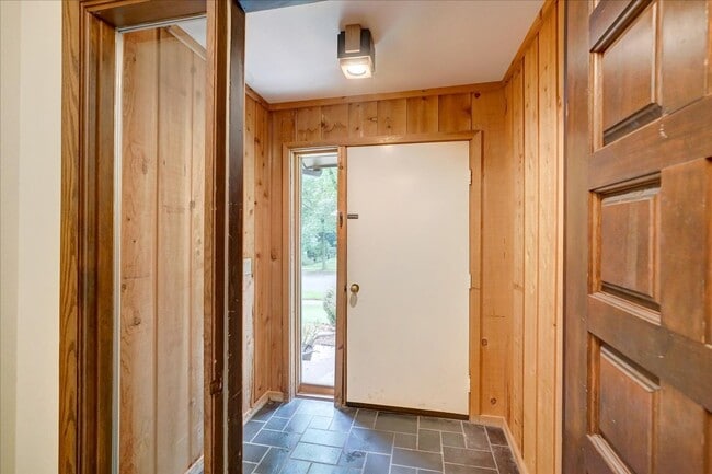 Building Photo - Parkwood Hills – Spacious 4 Bedroom, 3 Bat...