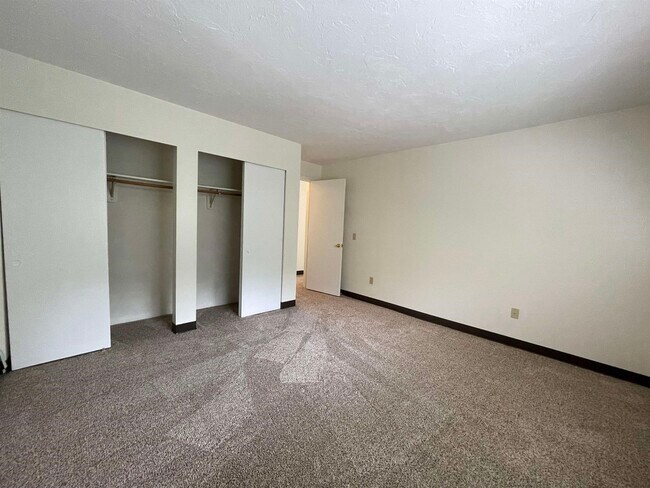 Building Photo - 385 Huse Rd
