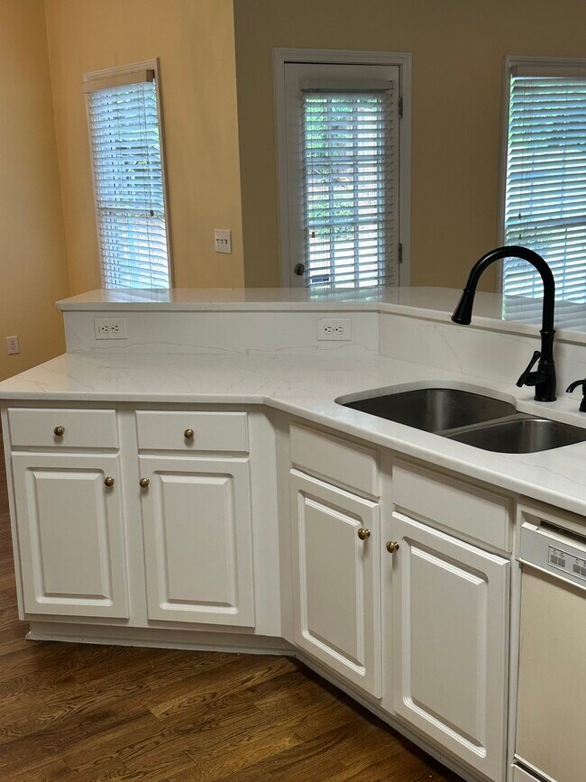 Building Photo - 420 White Rose Trce