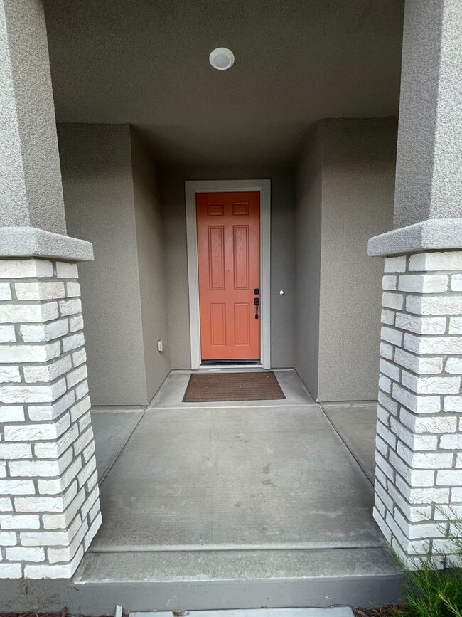 Building Photo - Beautiful new home with open floor plan av...