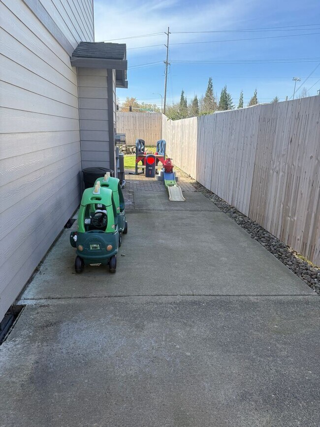 Building Photo - $500 move-in special! Spacious 4-bdrm/2.5-bath Hillsboro home. Fenced yard w/ covered deck, 2-car...