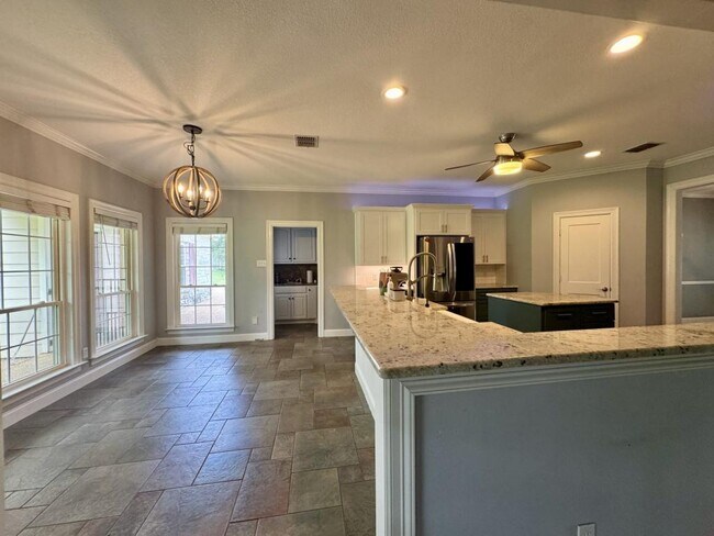 Building Photo - 465 Austin Hines Dr