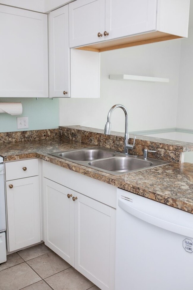 Building Photo - Nice 2 Bedroom Townhome in Lakewood