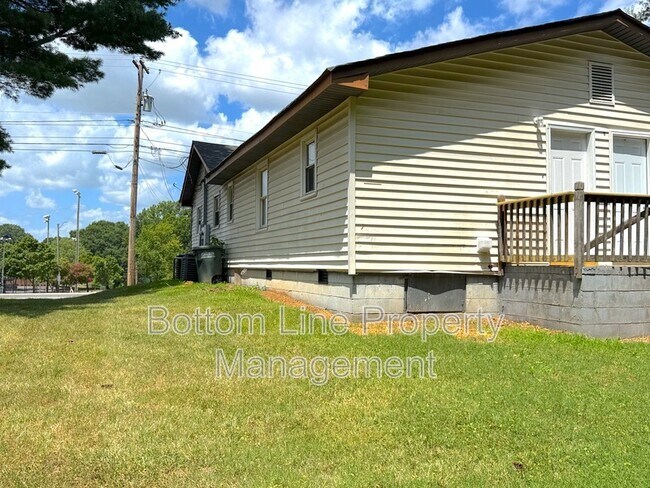 Building Photo - 910 N Morris St