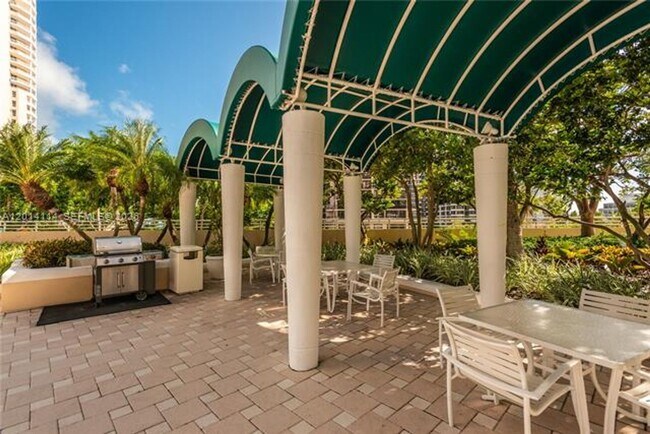 Building Photo - 888 Brickell Key Dr