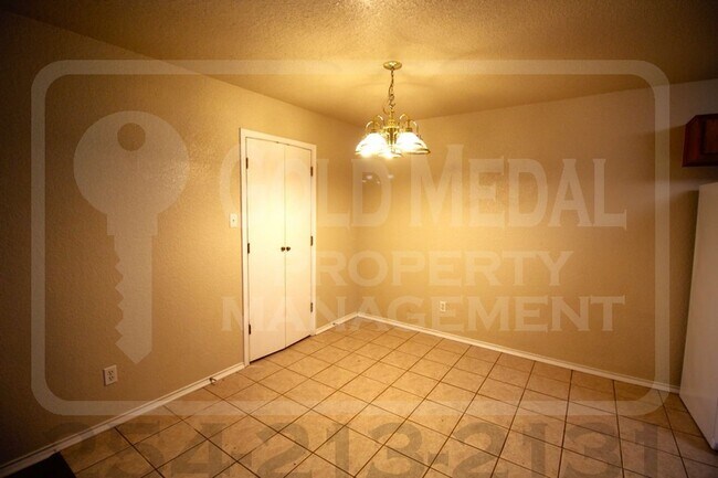 Building Photo - 2701 Alma Dr