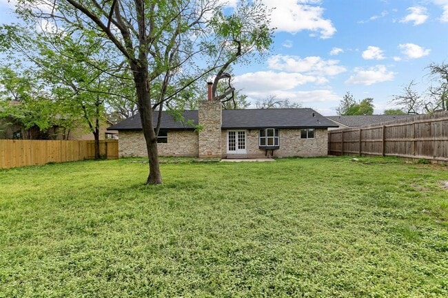 Building Photo - 305 Pecan Ln