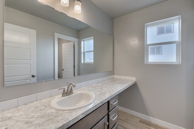 Building Photo - Newer home in Meridian  2100Sqft, Goldengrove Sub., Room for all of your Toys