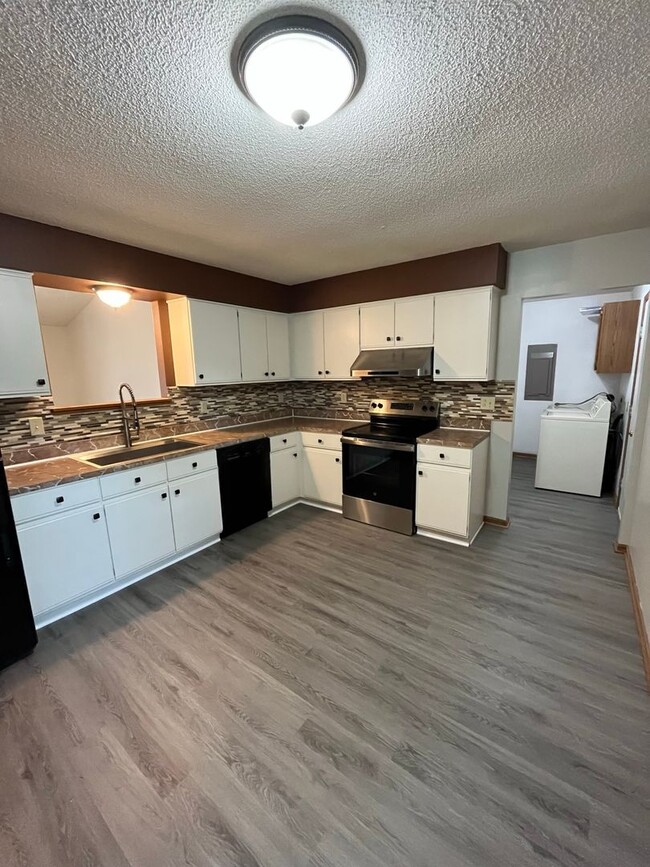 Building Photo - Charming 3-Bedroom Ranch Home with Fenced ...