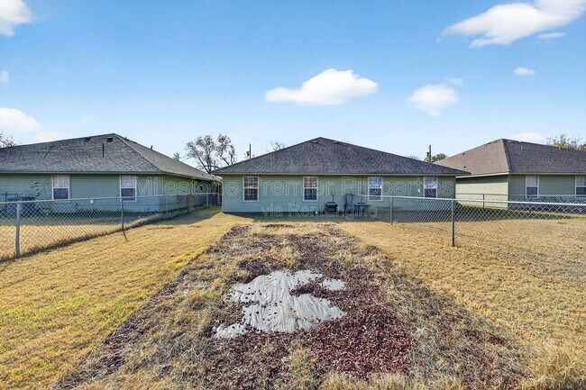 Building Photo - 1021 Rice St