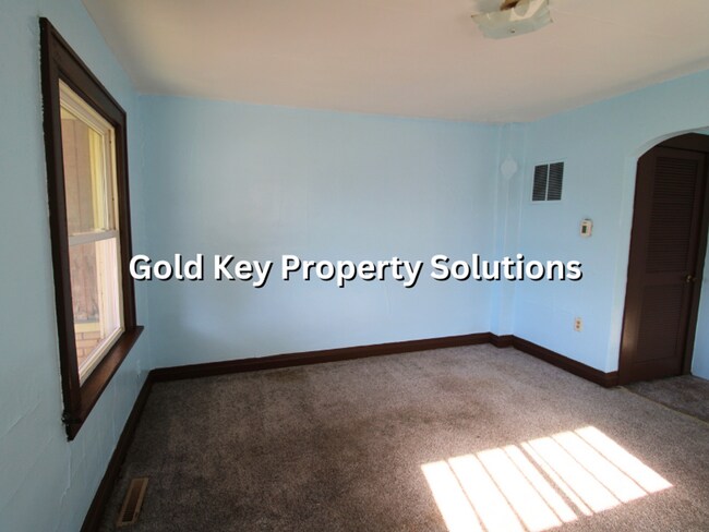 Building Photo - Cute 1 BR Duplex with Dining Room and Cove...