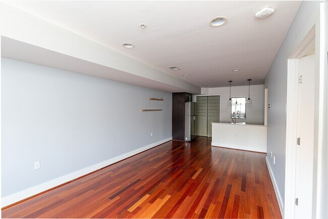 Building Photo - Chevy Chase Area One Bed, One Bath Condo R...