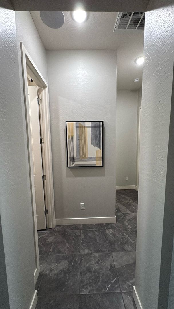 Building Photo - 5 bedroom 3.5 bath in Goodyear