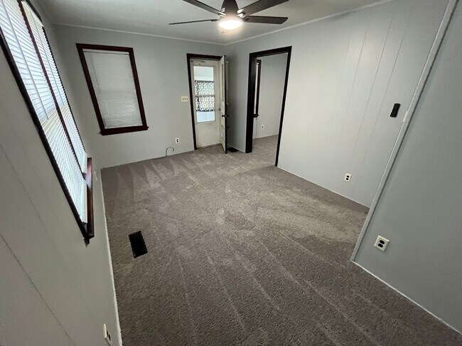 Building Photo - Newly Remodeled 3 Bedroom House!
