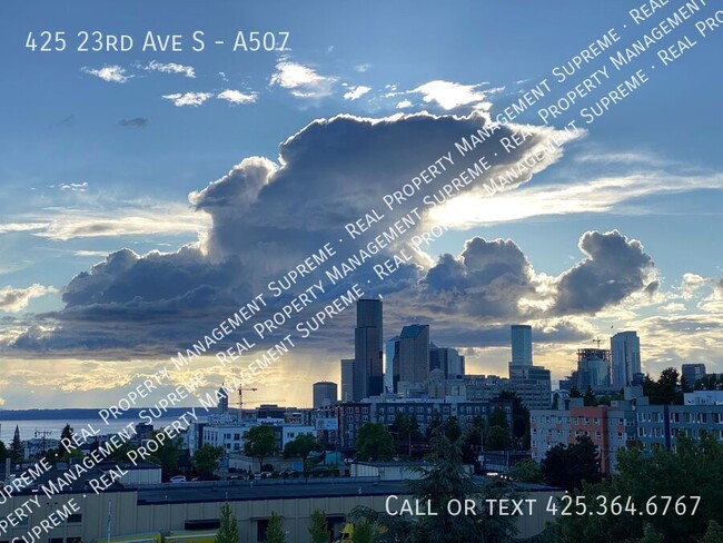 Building Photo - Urban 1 Bedroom Seattle Condo With a View