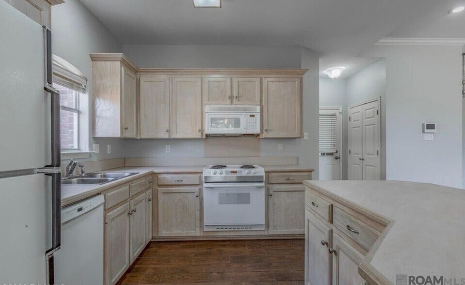 Building Photo - 225 Shadowbrush Bend