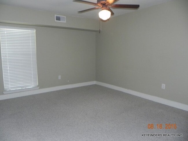 Building Photo - 2 Bedroom Condo  Near LSU in a Gated Commu...