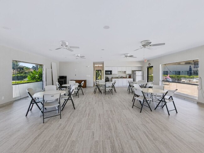 Building Photo - ** COACH HOMES @ BERKSHIRE LAKES ** 2 BED / 2 BATH - 1ST FLOOR CONDO - GARAGE - ANNUAL RENTAL
