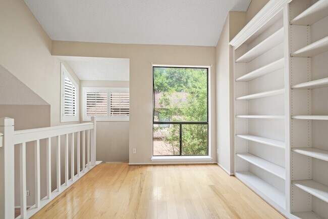 Building Photo - 130 Sugar Berry Cir