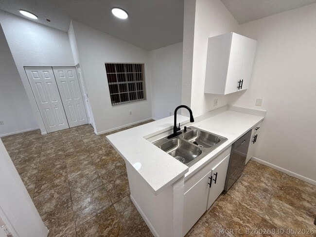 Building Photo - 2851 N Oakland Forest Dr