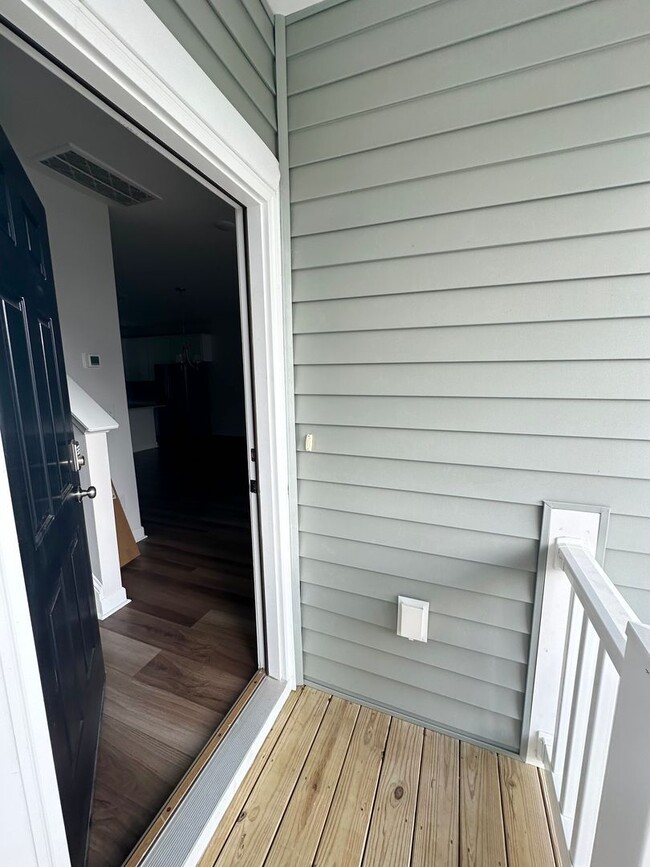 Building Photo - Lovely Townhome in Marshview Commons