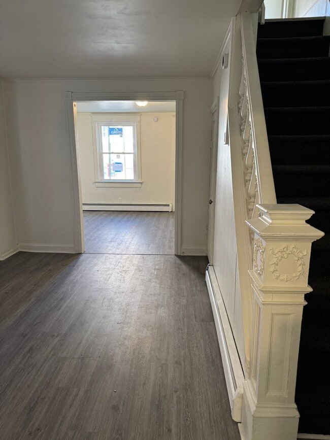 Building Photo - 3 Bedroom / 1 Bathroom Home in Allentown!