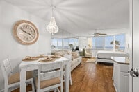 Building Photo - 8817 S Thomas Dr