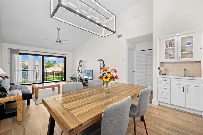 Building Photo - 302 Pinecrest Cir