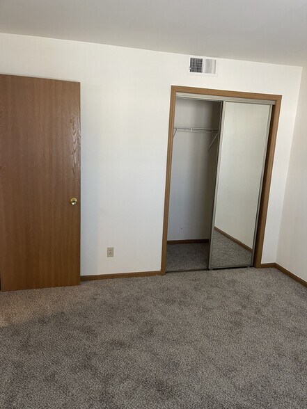 Building Photo - 1615 Sylvan Ln