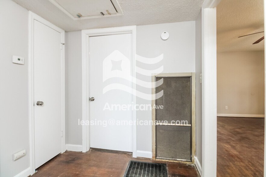 Building Photo - 2342 Center St