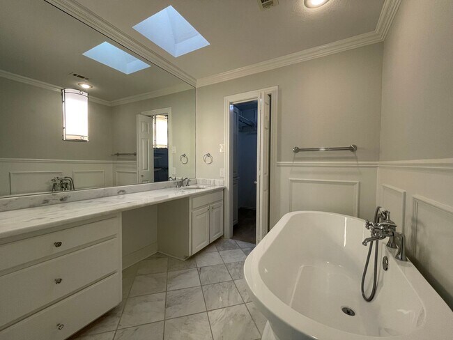 Building Photo - AVAILABLE NOW --3 BEDROOM 2 BATH HOME IN T...