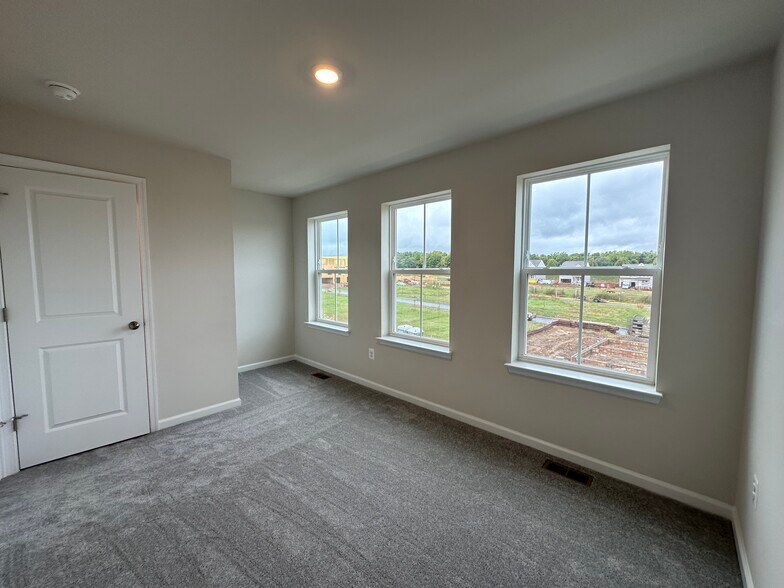 Building Photo - 318 Mineral Springs Rd