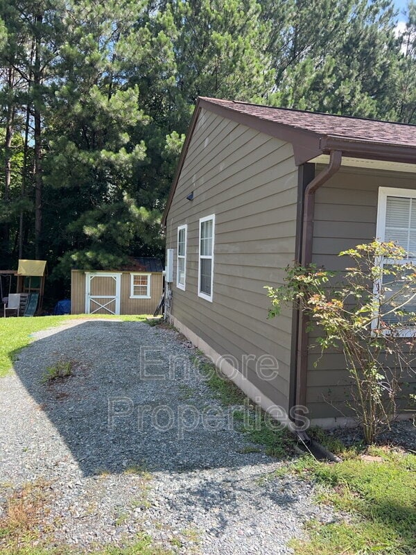 Building Photo - 705 Piper St