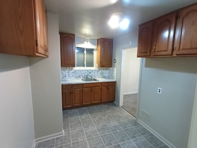 Building Photo - 3 bedroom 1 bathroom on the Westside NOW A...