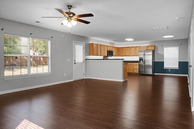 Building Photo - Spacious 2 Story, 4 BR, 2.5 BA, 2 Car Gara...