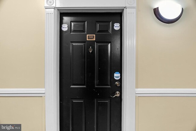 Building Photo - 4852 Eisenhower Ave