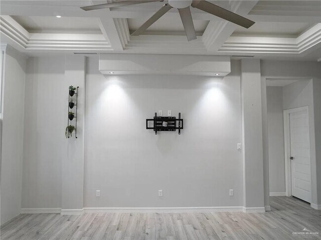 Building Photo - 19 E Comal Rd