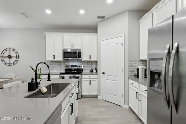 Building Photo - 10342 Benson Lake Dr