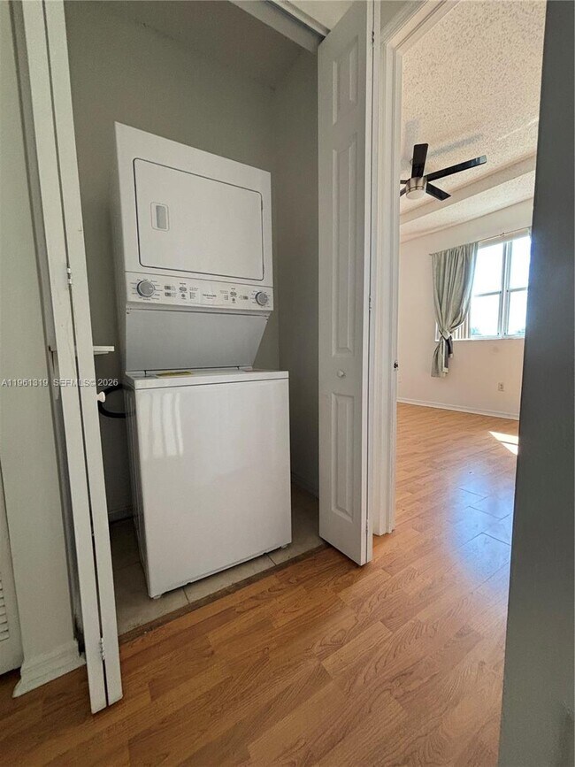 Building Photo - 1044 NE 42nd Terrace