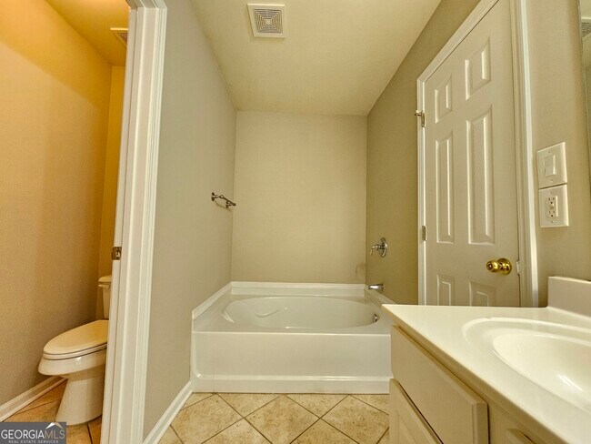 Building Photo - 6162 Deluna Way