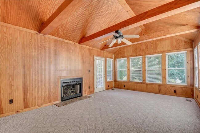 Building Photo - BEAUTIFUL WATERFRONT TOWNHOME