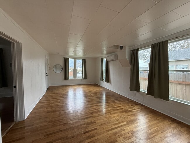 Building Photo - 1321 SE Mill St