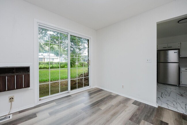 Building Photo - 2825 Hinde Ave