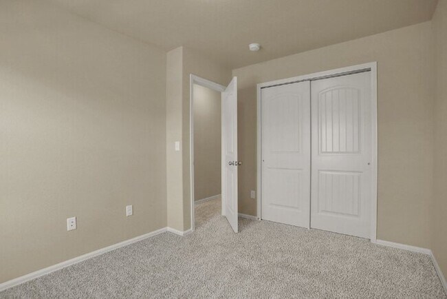 Building Photo - Move-In Ready Townhome | $1,000 Off First ...