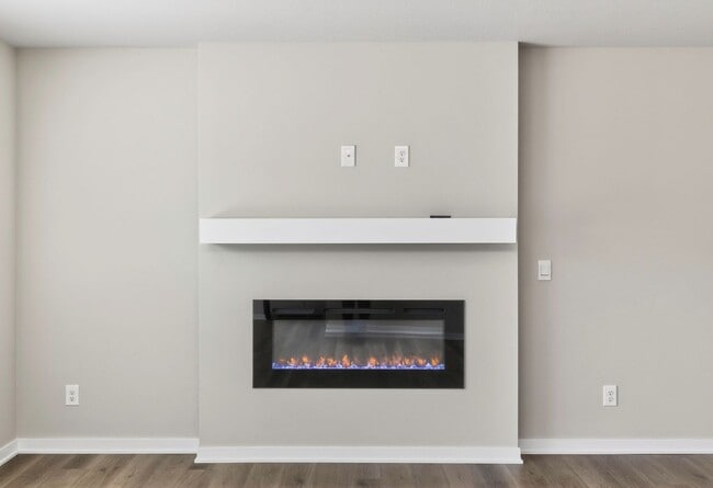 Building Photo - MODERN COMFORT!! 3 Bedroom, 3 Bathroom Townhome in Urbandale!