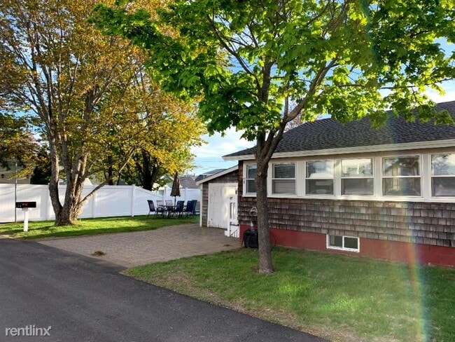 Building Photo - 2 br, 1 bath Apartment - 8 Pine Tree Avenue