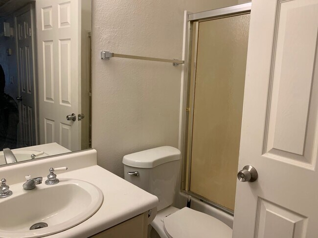 Building Photo - Cozy 1 bedroom unit near campus
