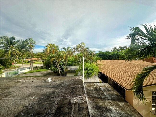 Building Photo - 1321 SW 14th Ave