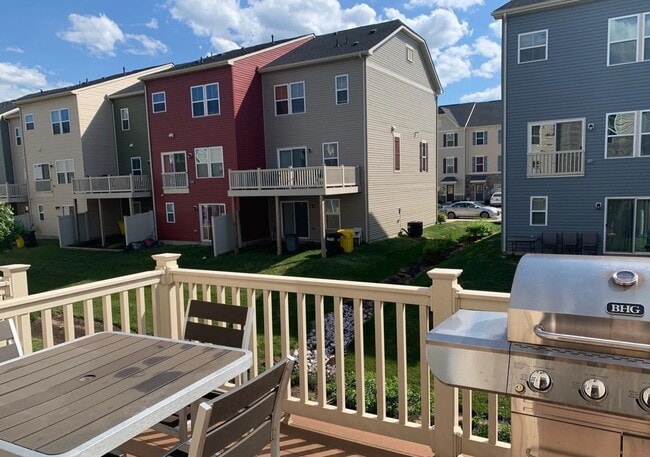 Building Photo - Captivating 3 BR/3 BA Townhome in Glen Bur...